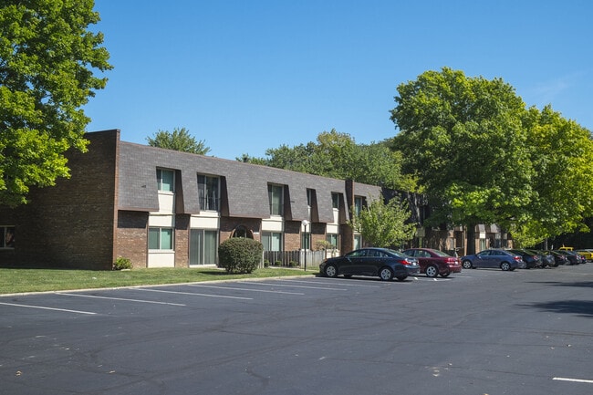 Building Photo - Shadow Hill