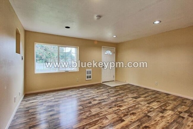 Photo - 2 Bed, 2 Bath Home with a Large Yard Near Glenfair Park