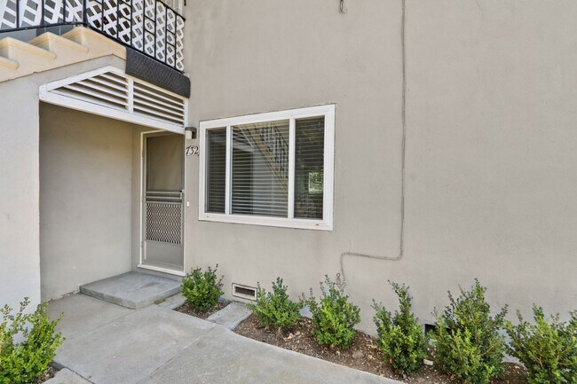 Foto del edificio - Refreshed 1 Bed 1 Bath Apartment with Parking