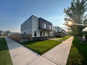 Building Photo - 4715 Siren Rd