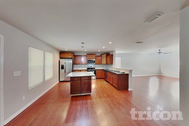 Foto del edificio - 5633 Idlewild Rd N