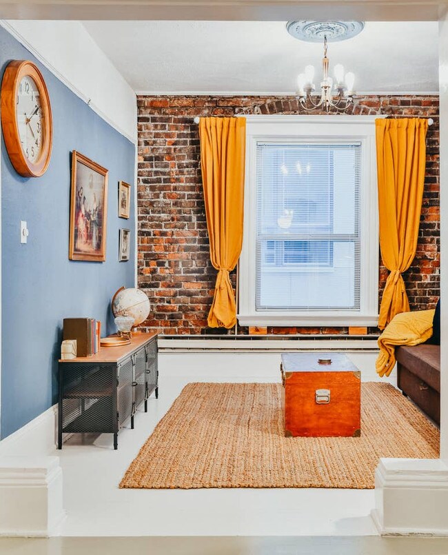 Building Photo - Paramount Apartments - Room for rent