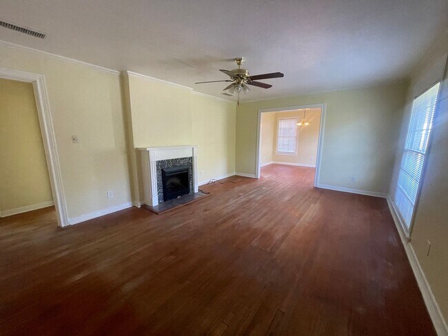 Building Photo - Spacious Inside & Out!