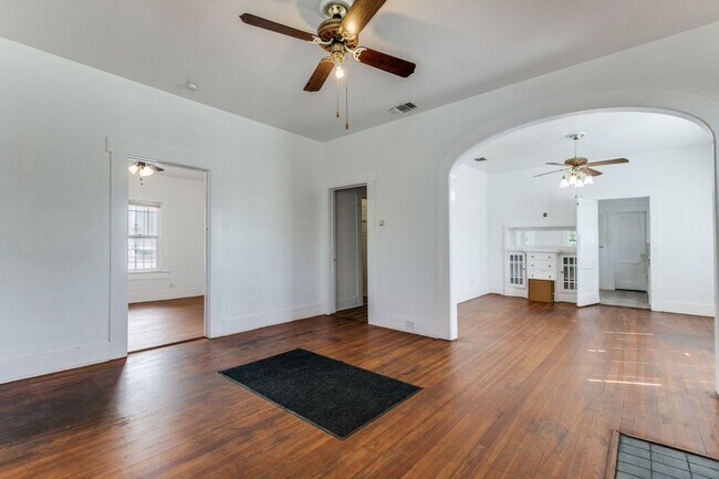 Building Photo - 2 Bedroom and 1 Bathtub located in Denver ...
