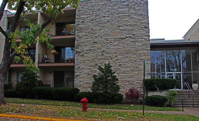 Building Photo - 5000 Church Apartments