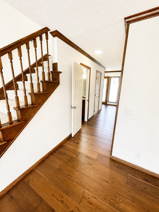 Foto del edificio - Wake Up to Waterfront Views in Huntington Harbour