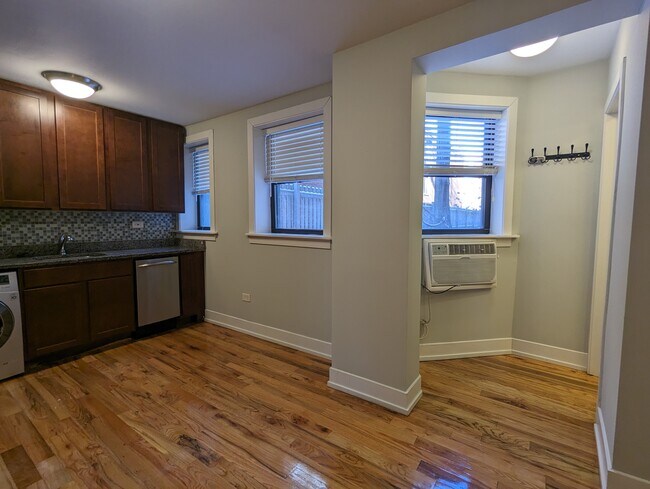 Foto del edificio - 556 W Arlington Pl