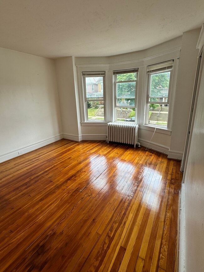 Building Photo - Charming 2 Bed/1 Bath Home: Ideal location...