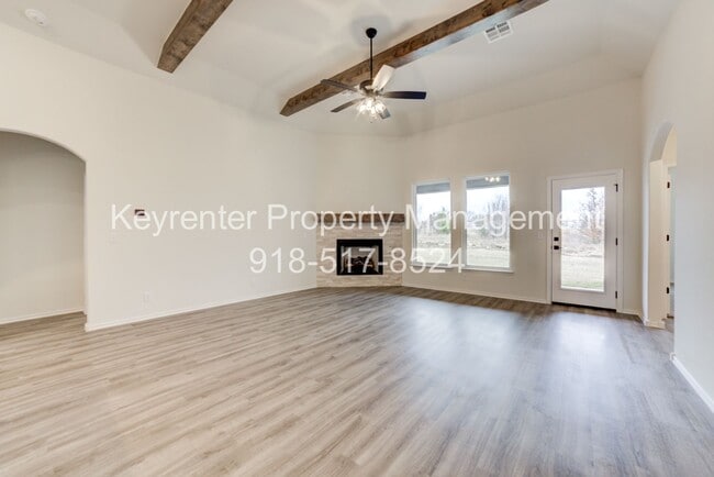 Building Photo - 4 BEDROOM CAPITAL HOME IN SAND SPRINGS!!!