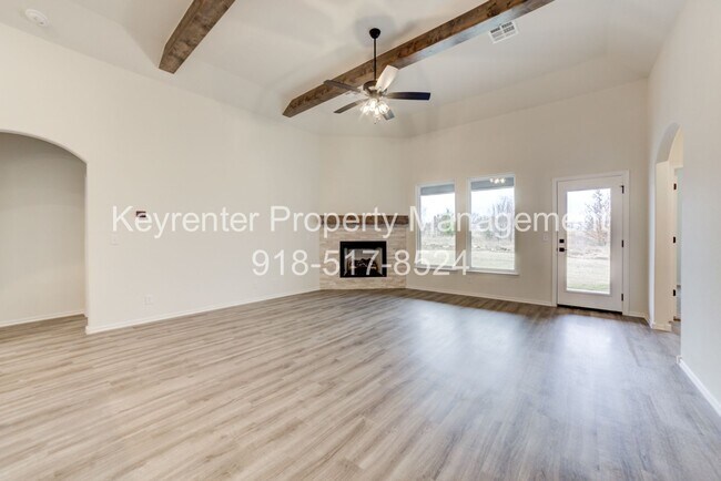 Foto del edificio - 4 BEDROOM CAPITAL HOME IN SAND SPRINGS!!!