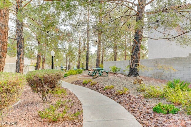 Foto del edificio - 8824 Cornwall Glen Ave