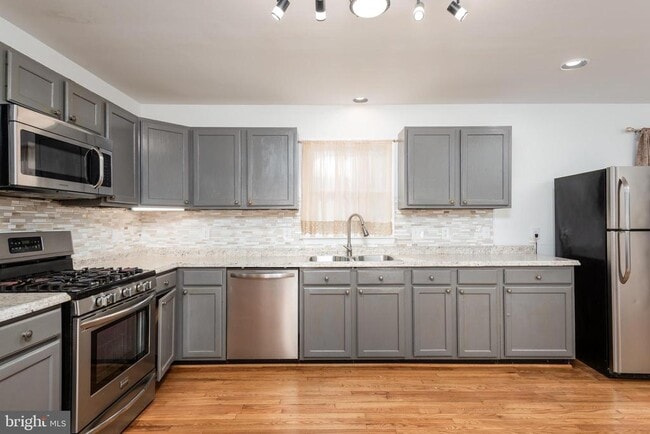 Building Photo - 8460 Colony Cir