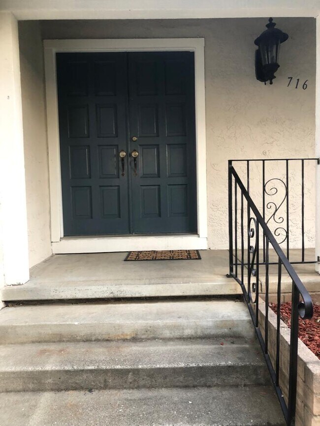 Entrance (outside) - 716 W 9th St