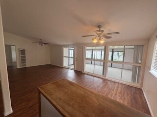 Foto del edificio - 379 Roberts Ave