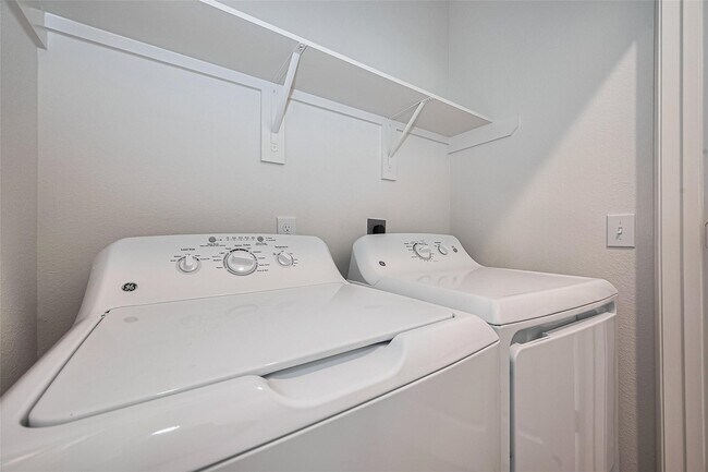 Foto del edificio - 8510 Ora Mdws Dr