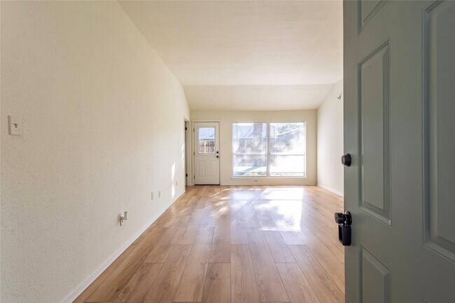 Building Photo - 462 Capehill Dr