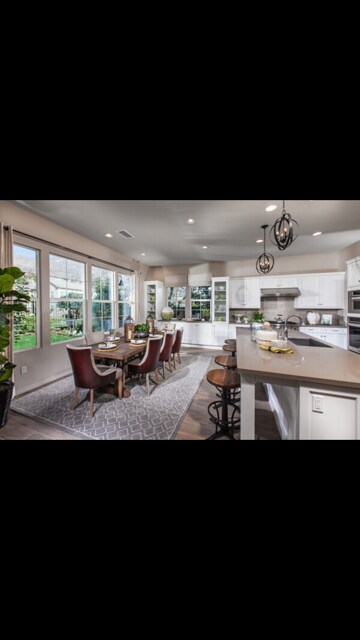 Foto del edificio - Exceptional Remodeled & Professionally Fur...