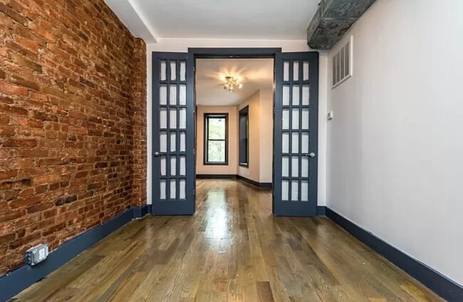 Building Photo - 17-21-21 Woodbine St