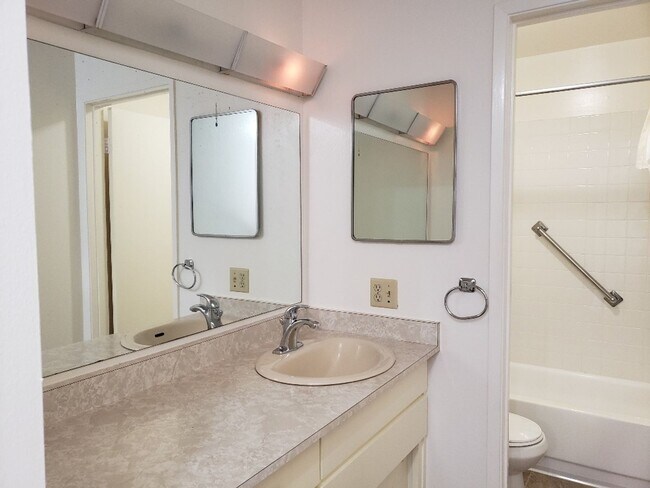 Foto del edificio - $500 Move In Special!!! 1BD/1BA CONDO AVAI...
