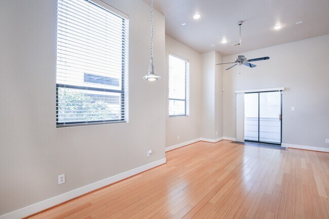 Building Photo - 2307 Camden Dr