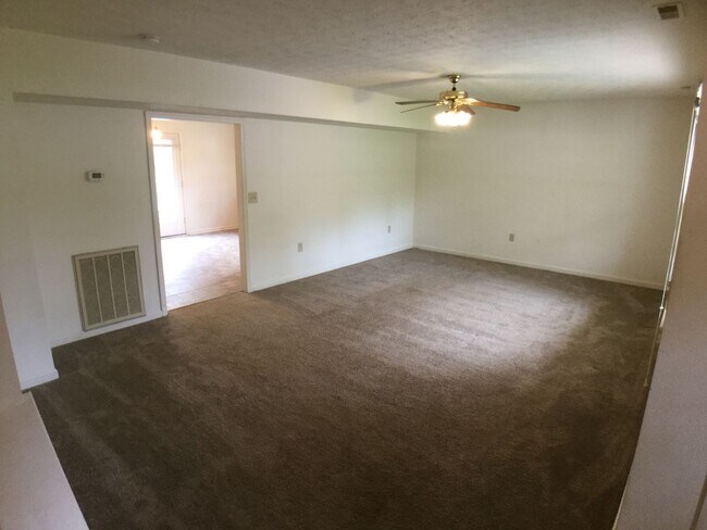 Building Photo - Christiansburg, 3 BR / 2 BA, Available Aug 25