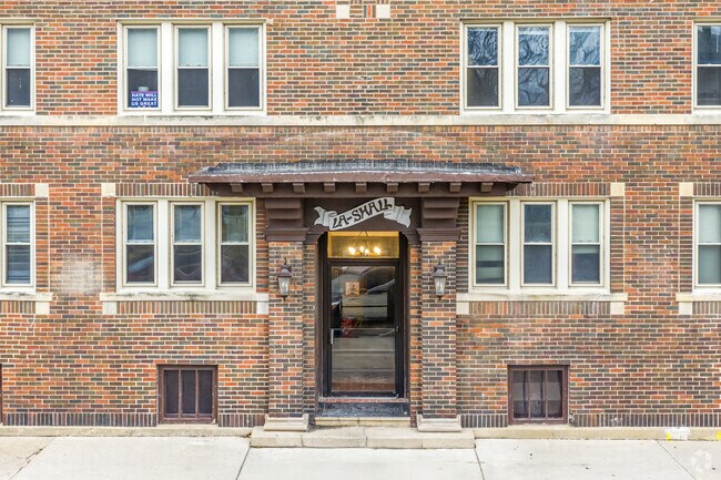 Entrada - La-Shall Apartments