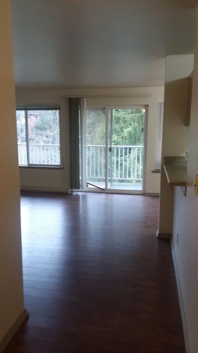 Building Photo - 2 bedroom in SEATTLE WA 98168