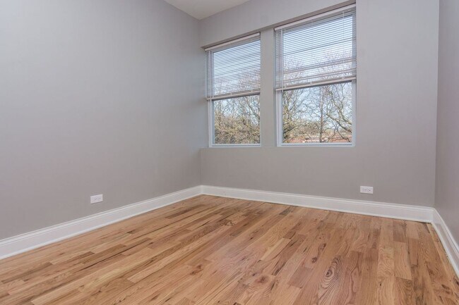 Foto del edificio - 735 W Garfield Blvd