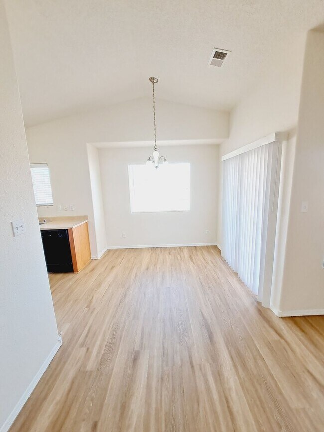 Foto del edificio - 3 bed 2 bath home in Huning Ranch. Great Yard
