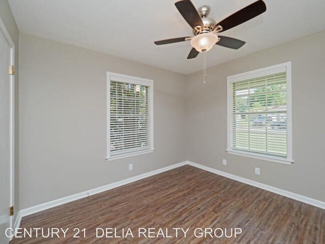 Building Photo - 3 br, 1.5 bath House - 111 Nelda St.