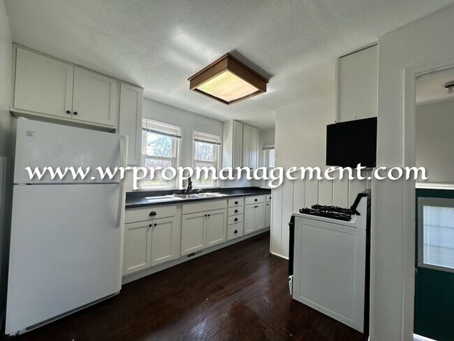 Building Photo - 2 Bed 1 Bath Lasalle Home!