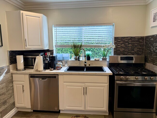 Building Photo - 1200 Tamarind Ave