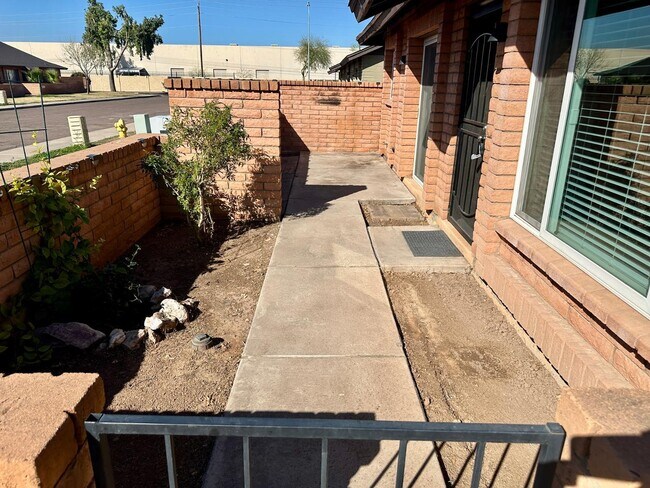 Foto del edificio - 116 W Loma Vista Dr