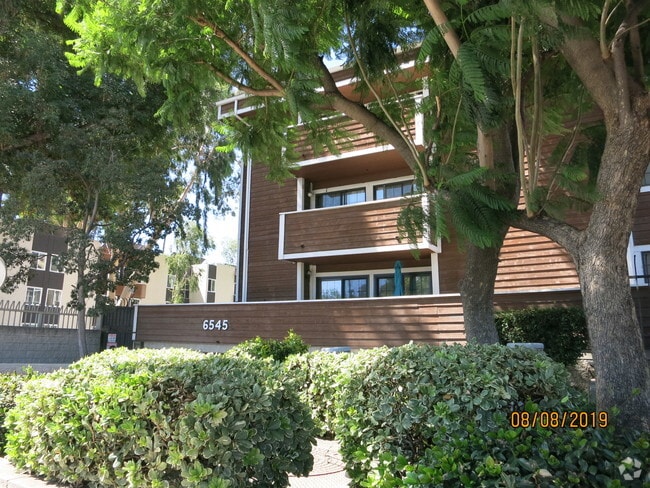 Building Photo - 6545 Reseda Blvd