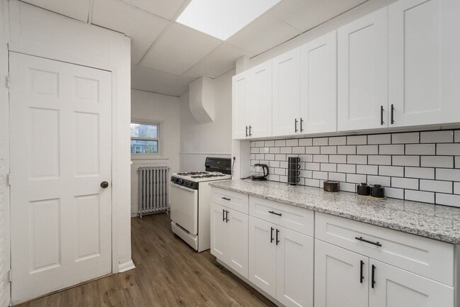 Building Photo - Affordable 3BR Home with Private Yard – Walk to Downtown!