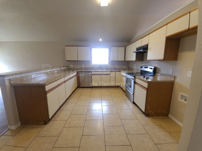 Building Photo - 7605 Misty Ridge Dr N