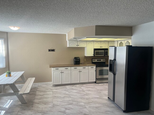 Building Photo - A very Nice and Clean 2 Bedroom, 2 Bathroo...