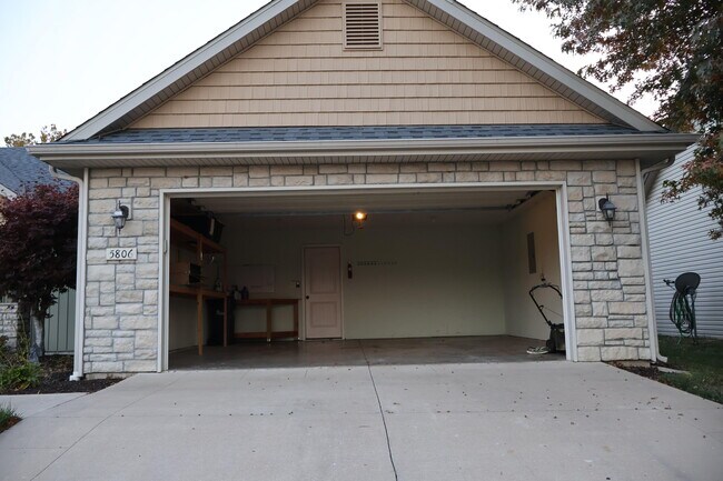 Foto del edificio - 5806 Freeport Way