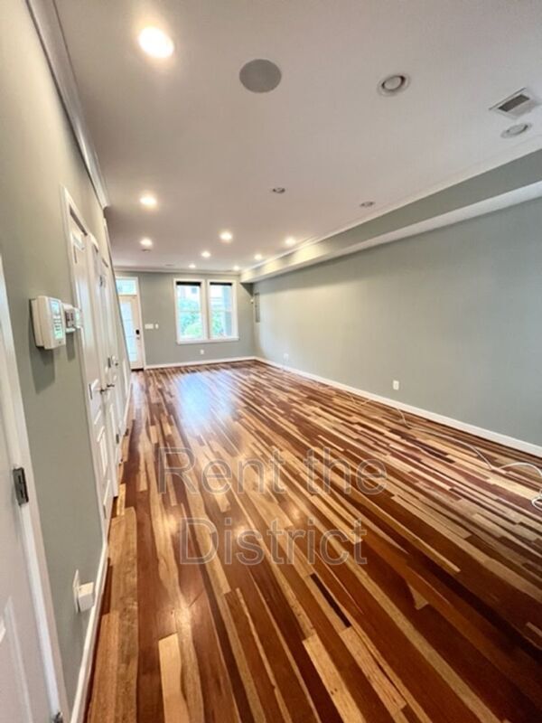 Foto del edificio - 421 Newton Pl NW