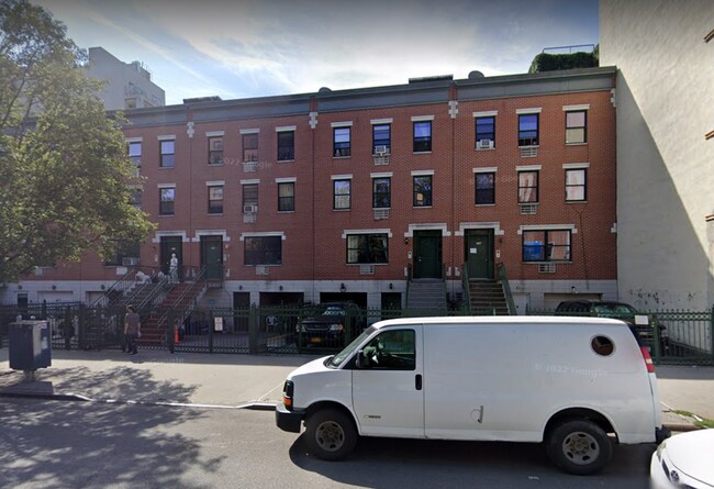 Foto del edificio - 240 E 112th St