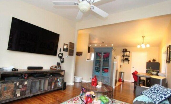 Foto del edificio - Updated 3 Bed Home with Vaulted Ceilings, Solar Panels & Large Corner Lot!