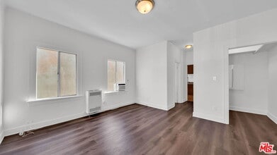 Building Photo - 806 W 40th Pl