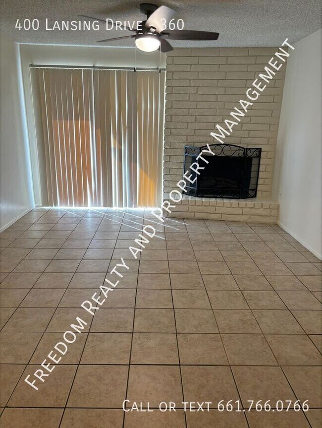 Building Photo - Spacious 2 Bedroom
