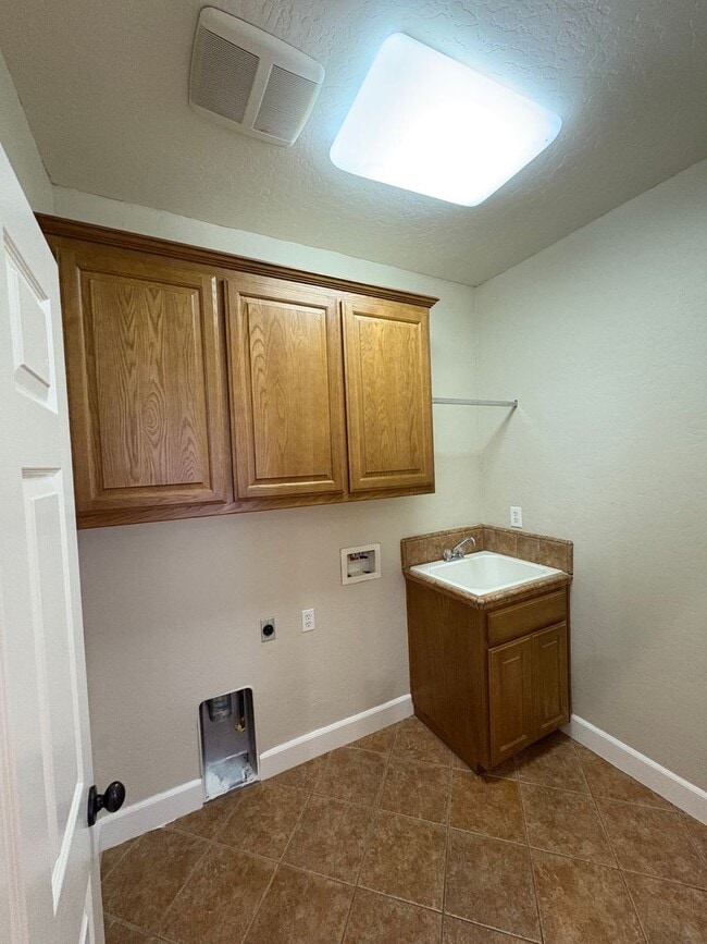 Foto del edificio - Gorgeous home in NW Visalia with a split f...