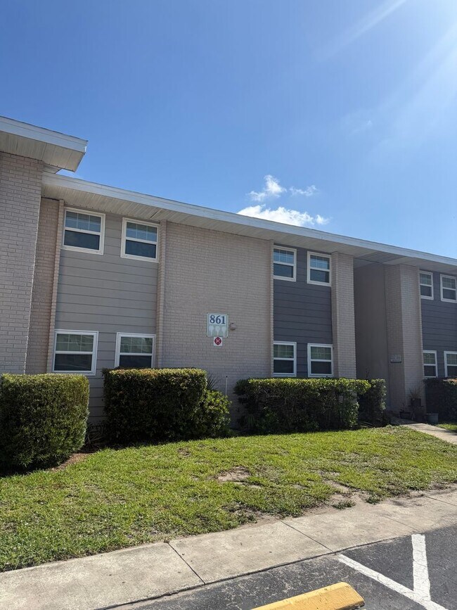 Foto del edificio - 861 Sky Lake Cir