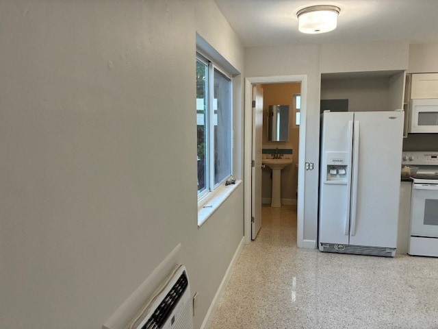 Gire a la derecha después de la entrada. - 506 NE 23rd St