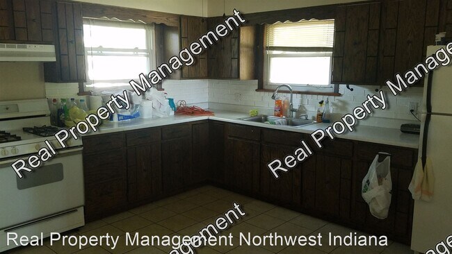Building Photo - 3 br, 1 bath House - 709 E. Elm Street #B
