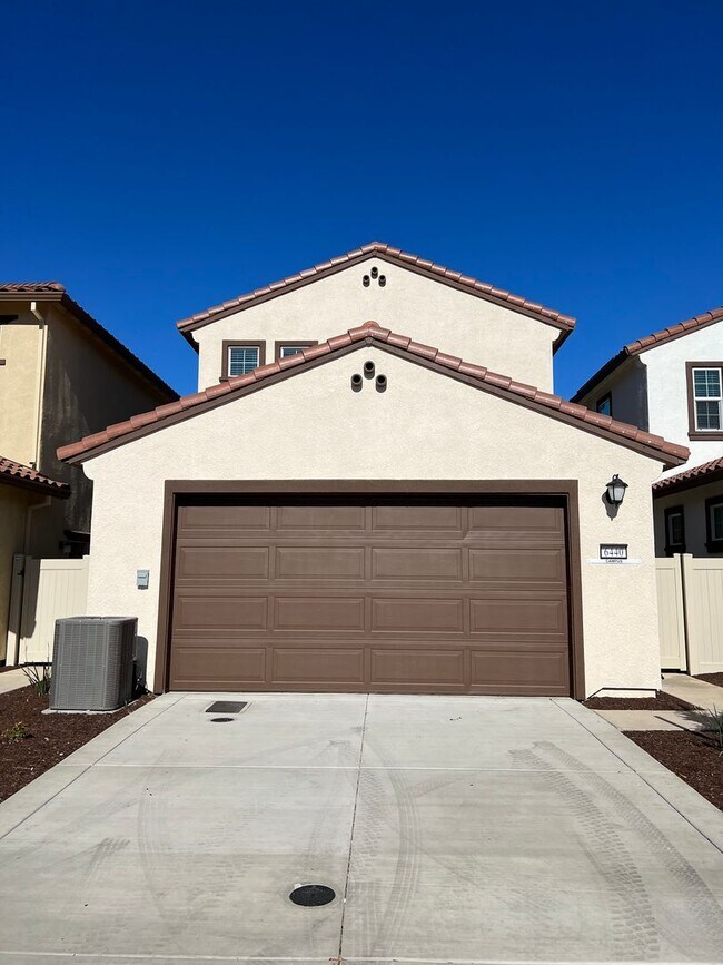 Building Photo - GORGEOUS NEWER HOME W/ SOLAR IN WEST ROSEV...