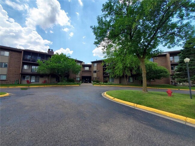 Building Photo - 3420 Golfview Dr