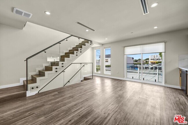 Foto del edificio - 1309 N Sycamore Ave